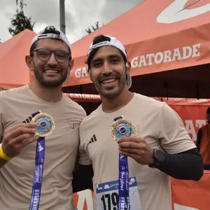 Participantes corren por Bogotá durante la jornada atlética.