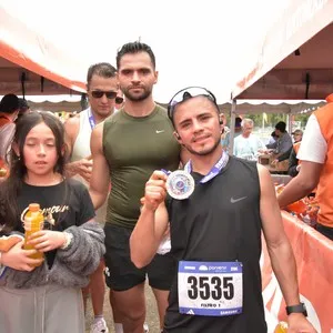 Corredoras corren durante la Media Maratón de Bogotá.