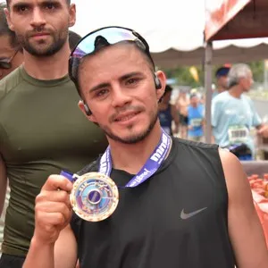 Grupo de corredores disfruta la jornada deportiva en Bogotá.