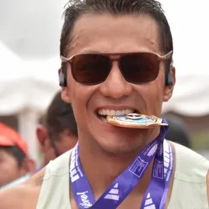 Runners avanzan por el circuito de la carrera.