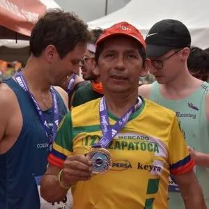 Corredores recorren la ciudad durante la competencia atlética.