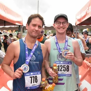 Participantes participan en la carrera de 21K en Bogotá.
