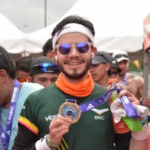 Corredores avanzan durante los 21K de la Media Maratón.
