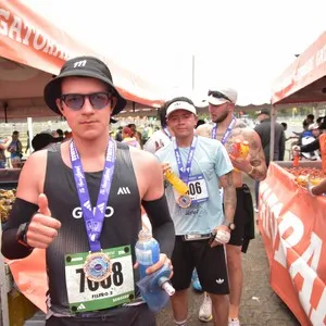 Runners participan en la carrera de 21 kilómetros.