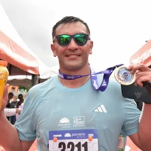 Participantes avanzan durante los 21 kilómetros en Bogotá.