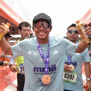 Atletas disfrutan el recorrido de 21K de la carrera.