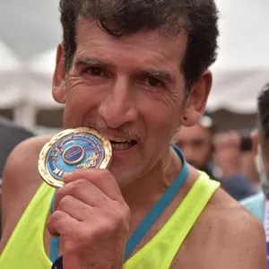 Corredoras recorren las calles de Bogotá durante los 21K.