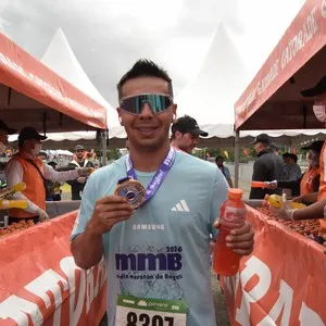 Grupo de atletas participa en los 21K de Bogotá.