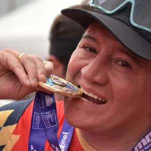 Runners avanzan por el recorrido oficial de 21K.