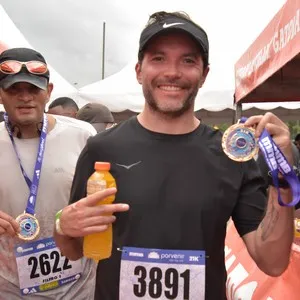 Participantes corren durante la carrera de 21 kilómetros.