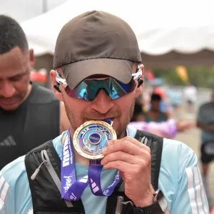 Atletas afrontan el recorrido de 21K de la Media Maratón.