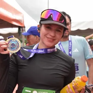 Participantes avanzan juntos durante los 21K.