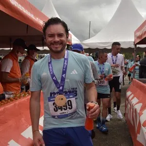 Atletas recorren las calles de Bogotá en la carrera de 21K.