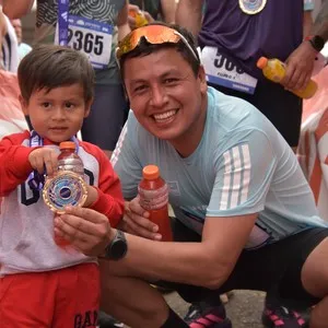 Corredora avanza durante la carrera de 21 kilómetros.