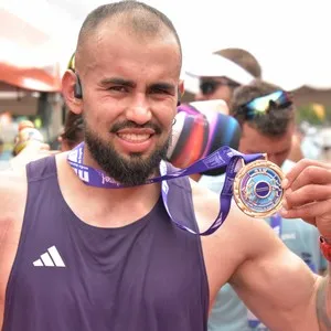 Atleta completa parte del recorrido de 21K en Bogotá.