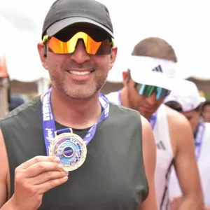 Atleta disfruta el recorrido de 21 kilómetros.