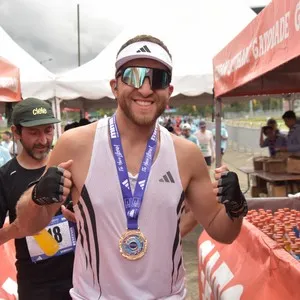 Corredora participa en la jornada de 21K en Bogotá.