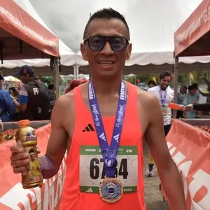 Atletas recorren las calles de Bogotá durante los 10K.