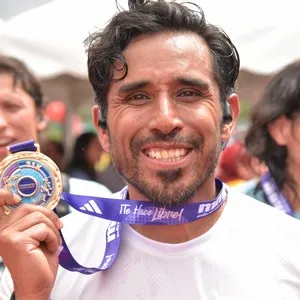 Corredoras completan kilómetros de la carrera de 10K.