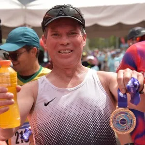 Grupo de corredores recorre el circuito de 10K en Bogotá.