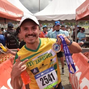 Participantes avanzan durante los 10K de la Media Maratón.