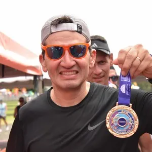 Corredoras recorren Bogotá durante la carrera de 10K.