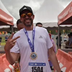 Participantes corren durante los 10 kilómetros de la carrera.