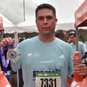 Atletas afrontan el recorrido de 10K de la Media Maratón.