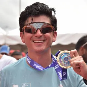 Corredoras avanzan por el circuito urbano de 10K.