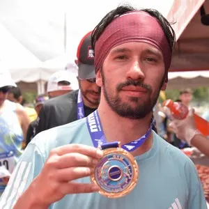 Grupo de corredores completa kilómetros de los 10K.