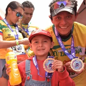 Participantes avanzan juntos durante la carrera de 10K.