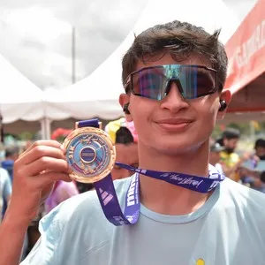 Corredora avanza durante la carrera de 10 kilómetros.