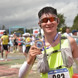 Corredora recorre el circuito de 10K de la competencia.
