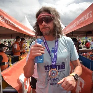 Atleta disfruta el recorrido de 10 kilómetros.