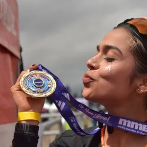 Corredora participa en la jornada de 10K en Bogotá.