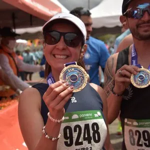 Corredor completa kilómetros de la carrera de 10K.