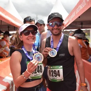 Atleta avanza durante el circuito urbano de 10K.