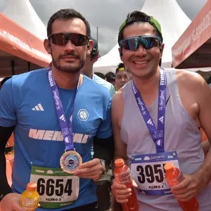 Corredores se preparan para iniciar la carrera en Bogotá.