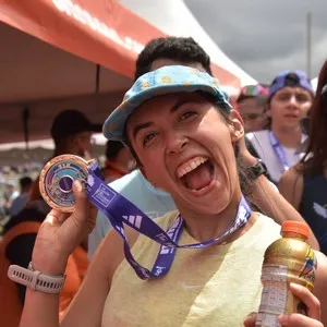 Grupo de atletas espera la salida de la competencia en Bogotá.