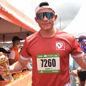 Atletas se preparan para recorrer el circuito de Bogotá.