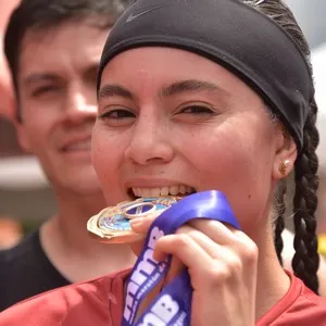 Runners esperan el comienzo de la competencia atlética.