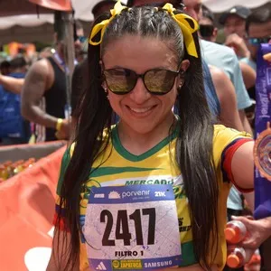 Corredores avanzan hacia la meta durante la Media Maratón.