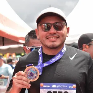 Participantes se acercan a la línea de llegada en Bogotá.