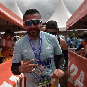 Corredoras recorren la recta final de la carrera.