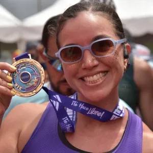 Runners avanzan hacia la meta de los 10K.