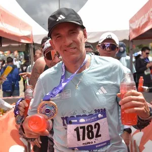 Participantes avanzan hacia la zona de meta en Bogotá.