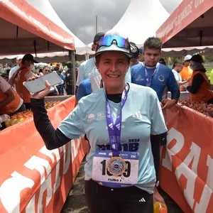 Corredoras se acercan a la línea de llegada de la carrera.