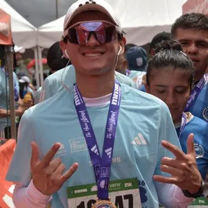 Grupo de atletas avanza por la recta final de la Media Maratón.