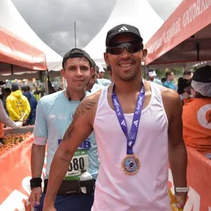 Corredores se aproximan a la meta durante los 21K.