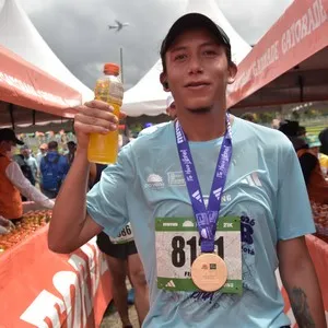 Atletas avanzan hacia la llegada de la Media Maratón de Bogotá.